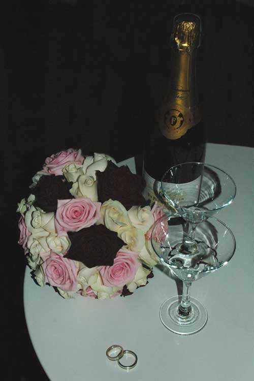 Brudebuket, champagne og vielsesringene